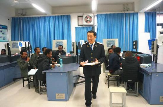 课堂气氛十分活跃 韩章云 摄