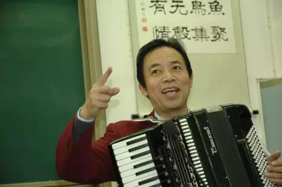 曾经教你写字的硬笔书法家庞中华 如今在做什么