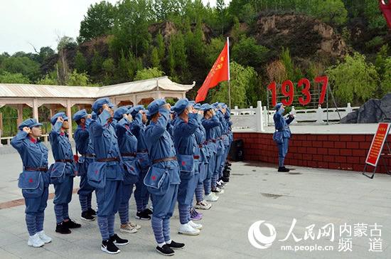 鄂尔多斯东胜区城市管理综合执法局机关的党员们重温入党誓词。 王慧 摄