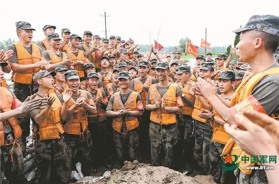  7月16日，第71集团军某旅官兵在抗洪一线用“泥蛋糕”庆祝生日。李政 摄