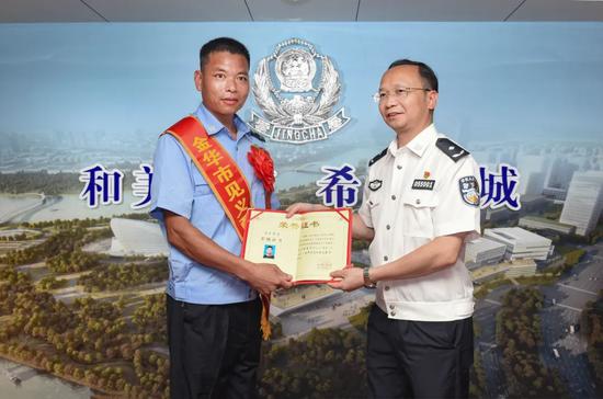 金华一辅警冬夜跳水破窗勇救5人|金华一辅警冬夜跳水破窗勇救5人，荣立个人二等功