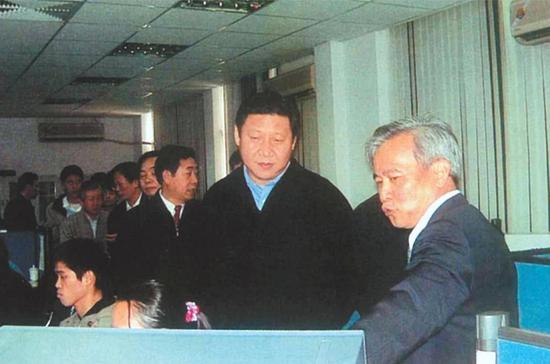 2002年3月，习近平同志（时任福建省委副书记、省长）到福建省空间信息工程研究中心调研。（资料图片）