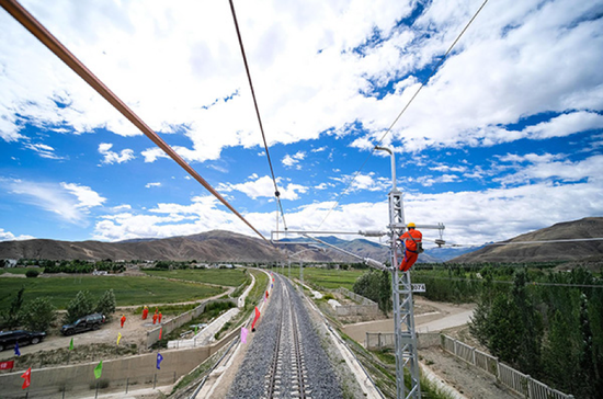 2020年7月6日，中国中铁电气化局施工人员对川藏铁路拉萨至林芝段接触网专业首件工程进行复检。图|中新社
