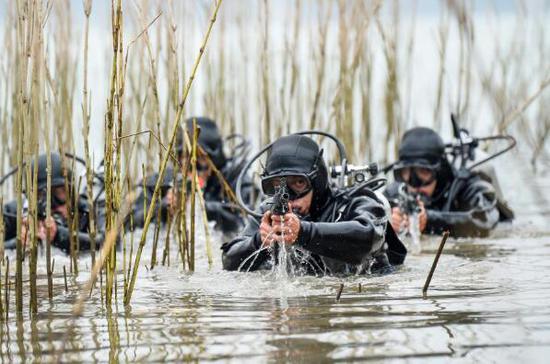  1月4日，武警重庆总队船艇支队组织官兵开展水上实战化训练。新华社发（唐志勇 摄）