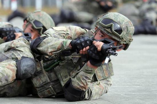 1月4日，海军陆战队某旅特战队员在训练场上进行特种射击训练。 新华社发（关亚斐 摄）