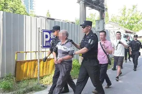 蔡某现场辨认(警方供图 下同)