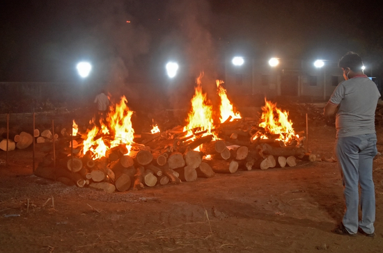 印度救护车塞满22名新冠死者去火化 家属拍照被警察抢手机