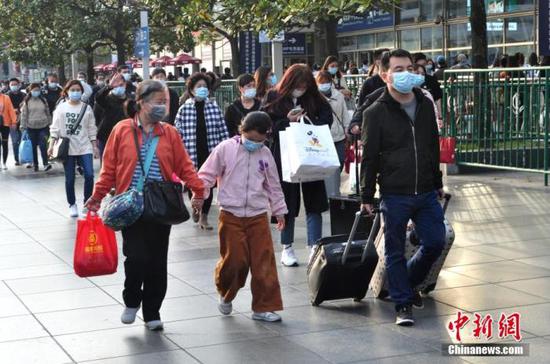 资料图：铁路上海站旅客出行。 中新社发 严大明 摄 图片来源：CNSPHOTO