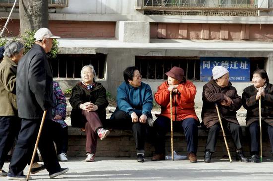 老人们在社区聊天。图自法新社