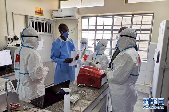 2020年8月21日，在南苏丹首都朱巴的一处新冠病毒检测机构，中国抗疫医疗专家组成员与南一线医护人员交流。新华社发（中国驻南苏丹大使馆供图）