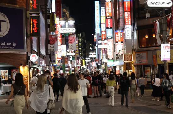 当地时间2021年6月21日，日本东京，民众戴着口罩在街头行走。资料图