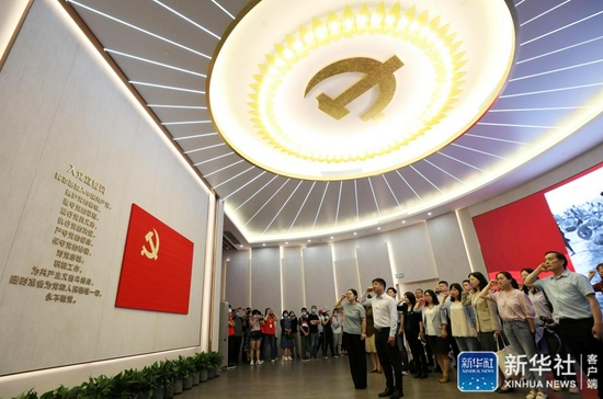  6月3日，党员在全新开馆的上海中共一大纪念馆里重温入党誓词。新华社记者 刘颖 摄