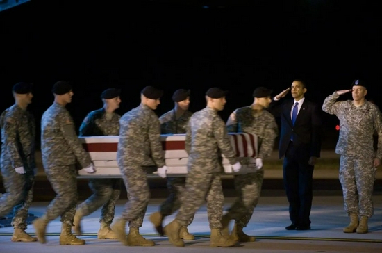 ▲2009年，时任美国总统奥巴马访问特拉华州的多佛空军基地，见证了18名在阿富汗丧生的美军士兵遗体“魂归故里”。