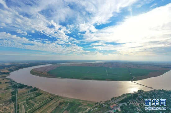 这是6月18日在河南省兰考县黄河湾风景区拍摄的黄河（无人机照片）。新华社发（李金雷 摄）