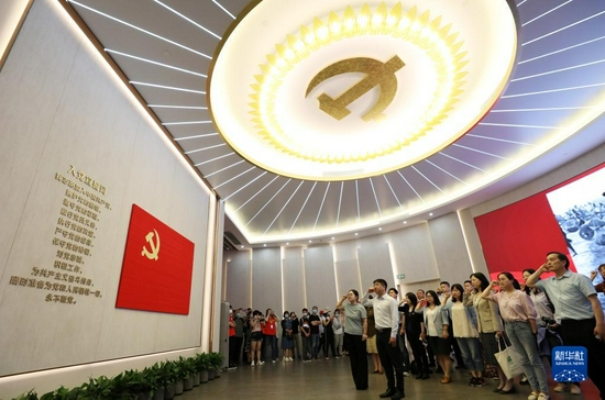 6月3日,党员在全新开馆的上海中共一大纪念馆里重温入党誓词。新华社记者 刘颖 摄