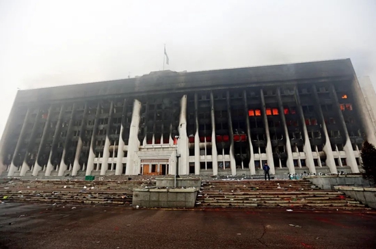  2022年1月6日	，哈萨克斯坦阿拉木图，遭到破坏的市政府大楼
 。图/澎湃影像
