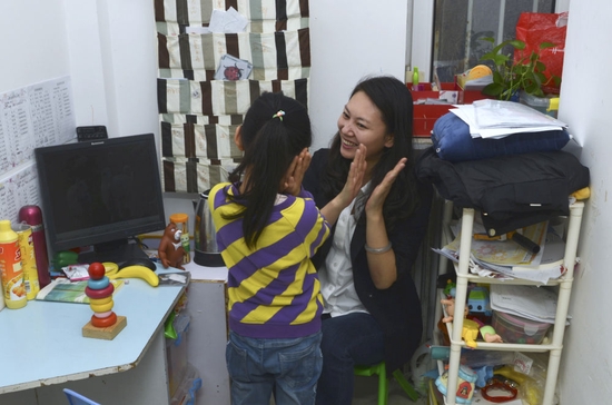 2019年2月27日，在内蒙古赤峰市星之路自闭症儿童康复中心，王欣会辅导自闭症儿童。新华社记者邹宇摄