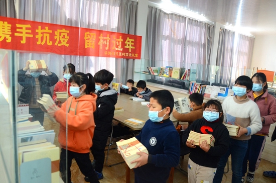 浙江台州:社区为就地过年儿童搭建书屋,开展文体活动。图源:视觉中国