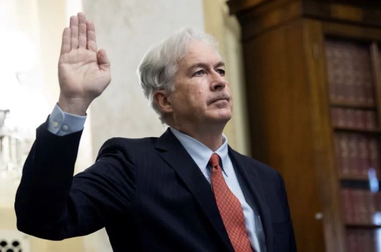 · 伯恩斯宣誓就任美国中情局局长。