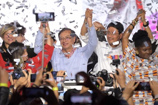 ·佩特罗（右三）和马尔克斯（右一）正在庆祝胜选。
