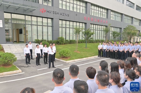  2022年6月28日，习近平总书记在武汉华工激光工程有限责任公司车间大楼前，同企业职工亲切交流。新华社记者 李涛 摄