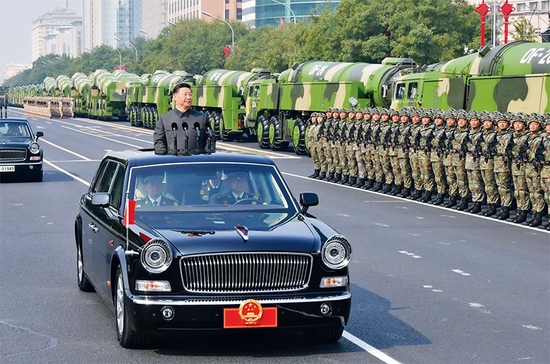 2019年10月1日，庆祝中华人民共和国成立70周年大会在北京天安门广场隆重举行。这是中共中央总书记、国家主席、中央军委主席习近平检阅受阅部队。新华社记者 李涛/摄