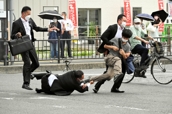 日媒：日本民众同情枪杀安倍嫌犯经历 向拘留所邮寄现金和零食