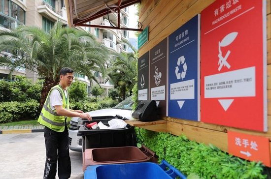  ↑在上海市虹口区嘉兴路街道“宇泰景苑”小区，保洁员对居民分类投放的生活垃圾进行分拣（2019年6月24日摄）。