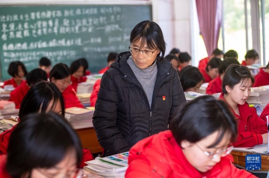 张桂梅（中）在教室里检查学生上课情况（2020年12月1日摄）。新华社记者 陈欣波 摄