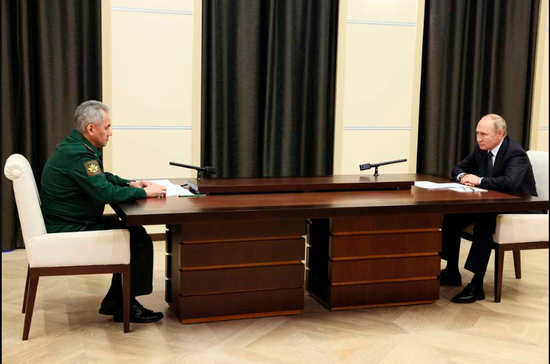  克里姆林宫28日通过电视转播了总统普京和国防部长绍伊古的一场会议。