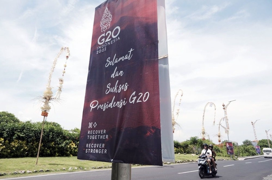这是11月12日在印度尼西亚巴厘岛拍摄的峰会欢迎海报。新华社记者 王申 摄