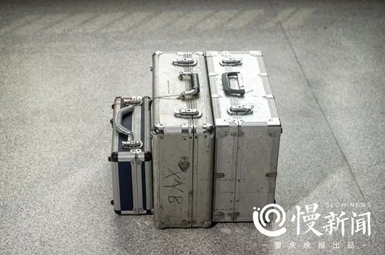 法医的标准装备是三个箱子,加起来有几十斤.