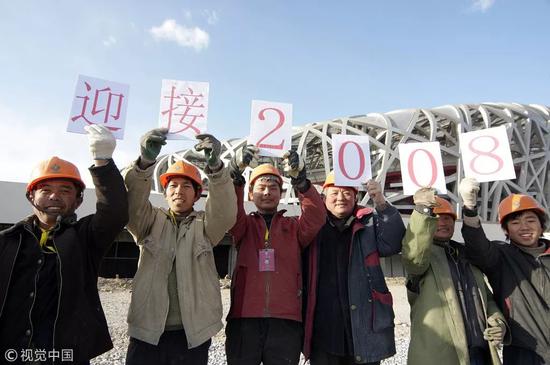 伦敦奥运会烟花 2007年 12月 31日 , 奥运 建设工人们举 着 “ 迎接 2008 ”的 牌子 在 “ 鸟巢 ” 旁合影留念 图片来自视觉中国