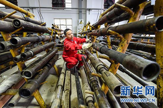 在中国石化江苏油田工程技术服务中心，田明在检查设备（10月9日摄）。新华社记者 李博 摄
