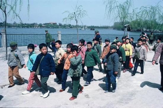 1978年,北京,小朋友在北海公园春游.