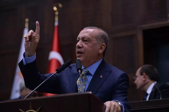 10月23日，在土耳其安卡拉，土耳其总统埃尔多安在议会发表演讲。新华社发（穆斯塔法·卡亚摄）