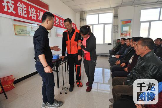 图为丰台区和林西县采取“一企一策”办法根据不同企业、项目解决不同人群“量身定制”脱贫计划。北京市人力社保局供图&nbsp;千龙网发