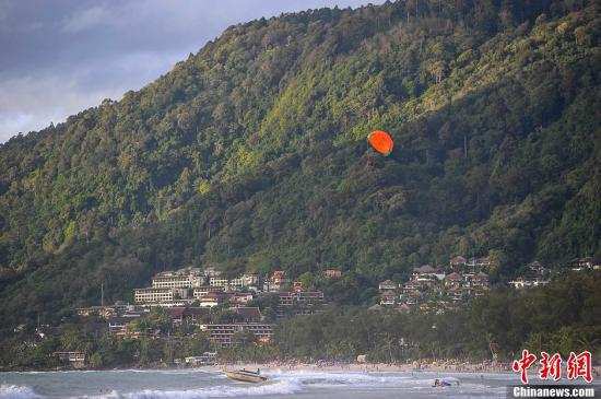 普吉岛被誉为泰国的“珍珠”,这里拥有迷人的风光和丰富的旅游资源,每年都吸引众多游客来此休闲观光。图为普吉岛一处海滩。洪坚鹏 摄 资料图:普吉岛一处海滩。洪坚鹏 摄