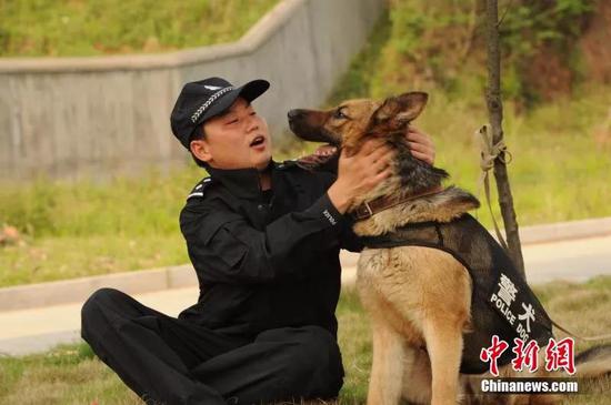 朱茴和他的警犬“奥震”