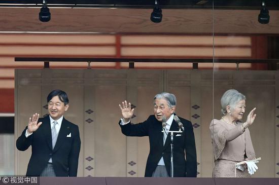  日本明仁天皇在皇后美智子、皇太子德仁陪同下，向民众挥手致意（视觉中国）