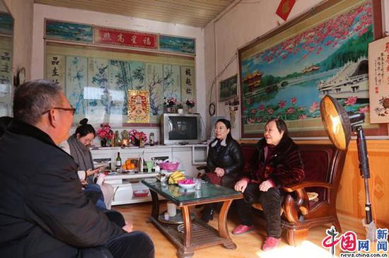 2月5日，邓桂荣和儿女在客厅里聊天。中国网 郭泽涵 摄