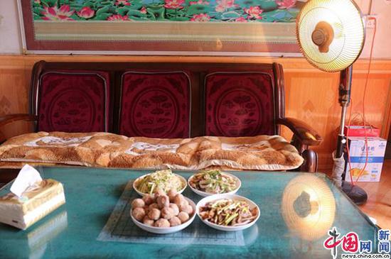 2月5日，邓桂荣家的客厅里摆着几样简单的小菜。中国网 郭泽涵 摄