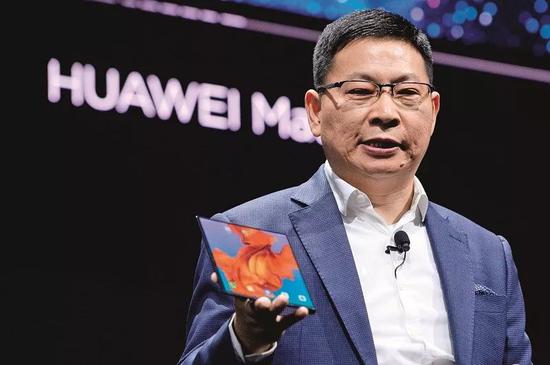 忍无可忍 无需再忍 △2019年2月24日,华为在世界移动通信大会上发布全球首款5G折叠屏手机HUAWEI Mate X。华为消费者业务CEO余承东从多方面介绍这款手机。