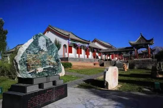 鲜为人知的故事 坐落于青海省德令哈市巴音河畔的海子诗歌陈列馆,1988年7月25日海子乘火车途径德令哈时写下那首广为流传的《日记》