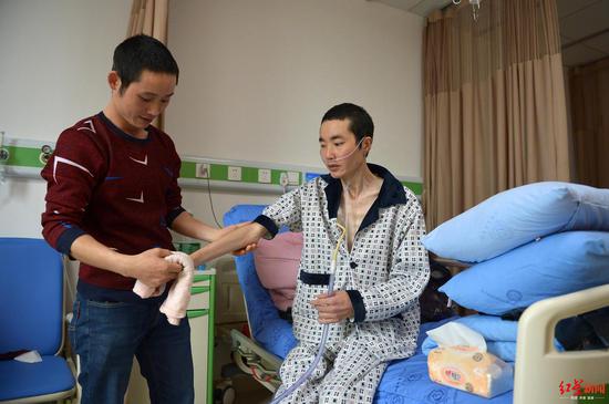 尘肺病人:80后尘肺病人:吸氧管绊住生活 但1814天尽是乐观