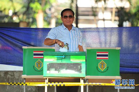  3月24日，泰国总理巴育在曼谷一个投票站投票。 泰国2014年军事政变后的首次大选24日拉开帷幕，选举委员会预计全国80%的选民将参加投票。正式结果将于5月9日前公布。 新华社发（拉亨 摄）