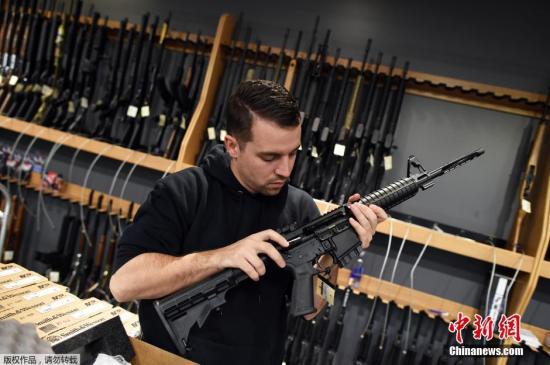 资料图：工作人员在展示出售的枪支。
