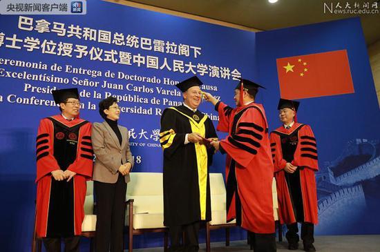 △这是2017年中国人民大学授予巴拿马总统巴雷拉名誉博士学位。（资料图片）