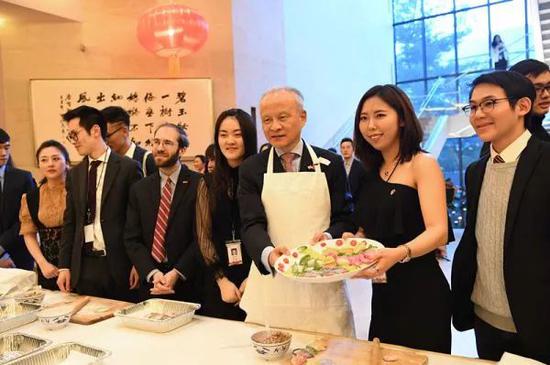 ▲资料图片：崔天凯大使与中美青年一同包饺子。（中国驻美大使馆网站）