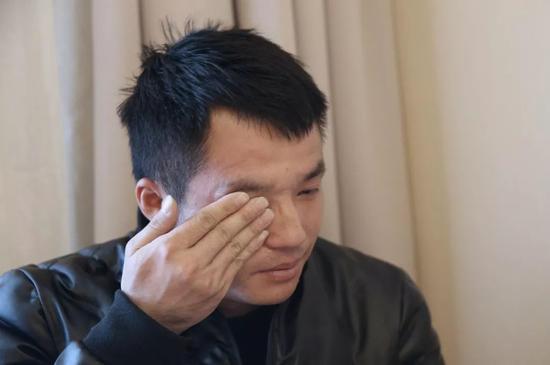 2019年2月26日，上海，王永福在提起当年在北京站时所认的姐姐对他如何好时，流下眼泪。新京报记者尹亚飞 摄